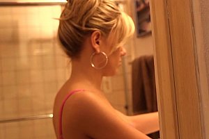 少妇公车上摩擦我进去了